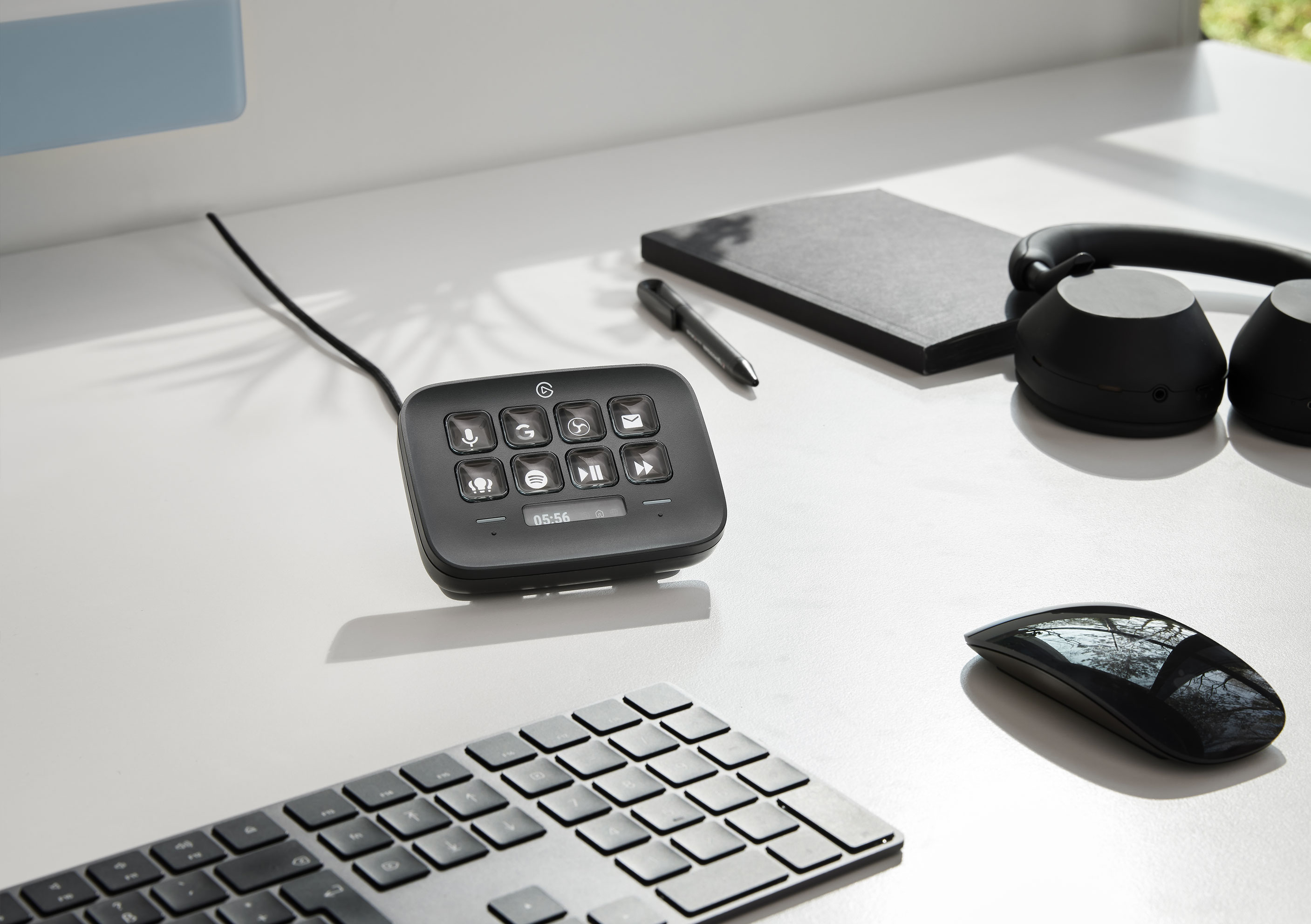 Stream-Deck-Neo-Black-ATF-02